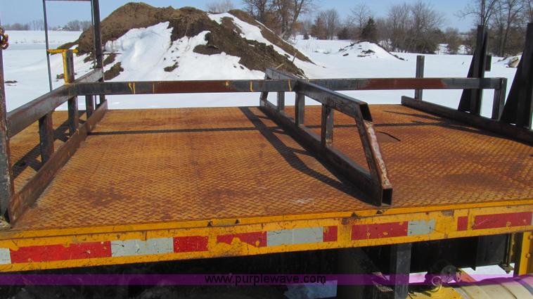 image for item E3798 1998 International 4900 flatbed truck