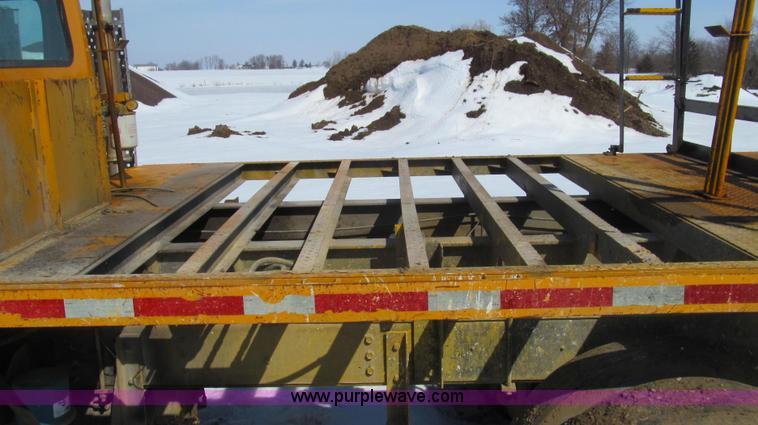 image for item E3798 1998 International 4900 flatbed truck