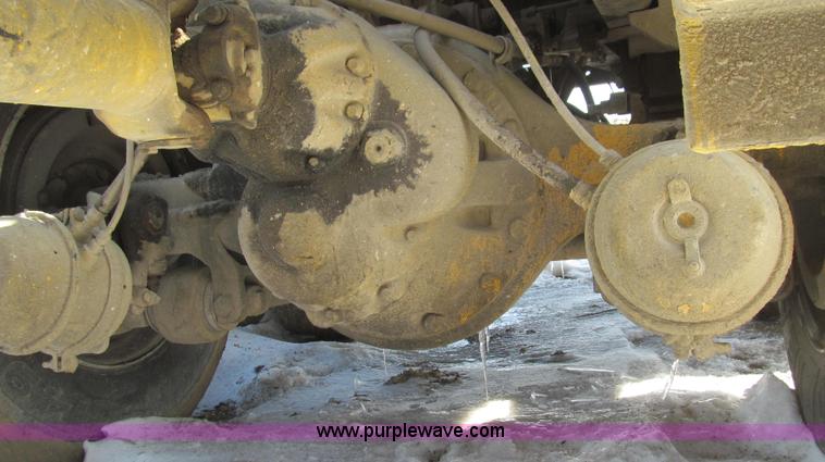 image for item E3798 1998 International 4900 flatbed truck