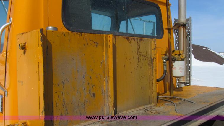 image for item E3798 1998 International 4900 flatbed truck