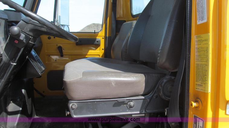 image for item E3798 1998 International 4900 flatbed truck