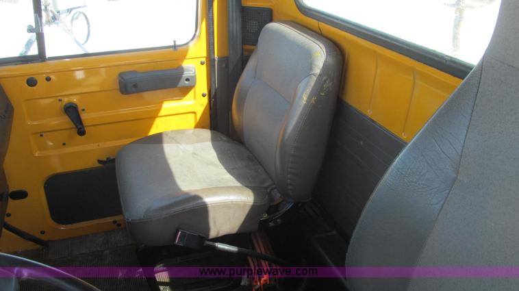 image for item E3798 1998 International 4900 flatbed truck