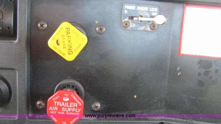 image for item E3798 1998 International 4900 flatbed truck