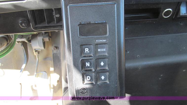 image for item E3798 1998 International 4900 flatbed truck