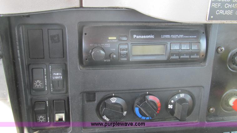 image for item E3798 1998 International 4900 flatbed truck