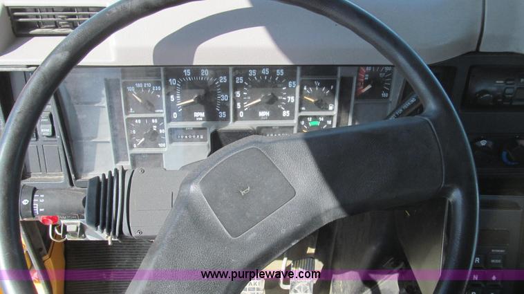 image for item E3798 1998 International 4900 flatbed truck