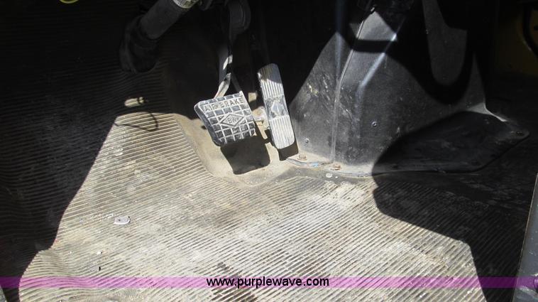 image for item E3798 1998 International 4900 flatbed truck