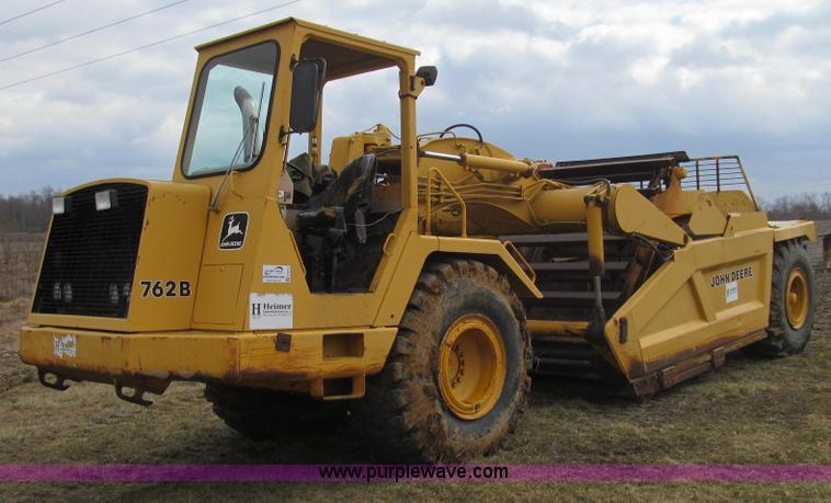 image for item E3812 1989 John Deere 762B scraper