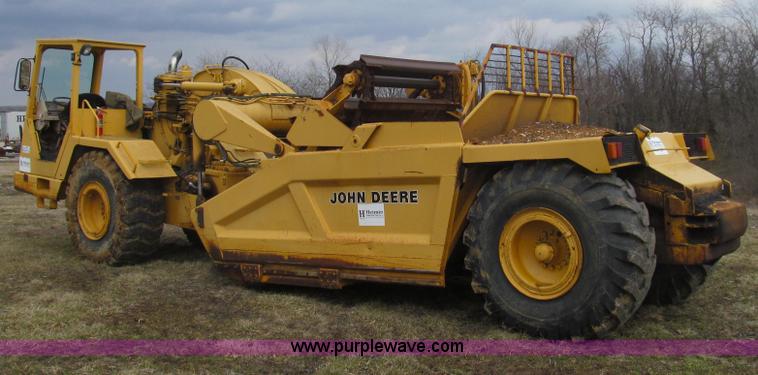image for item E3812 1989 John Deere 762B scraper