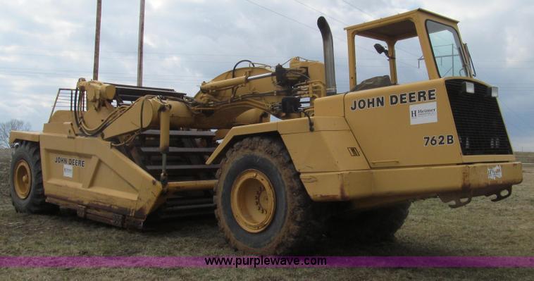 image for item E3812 1989 John Deere 762B scraper