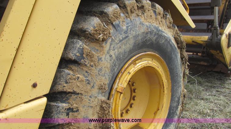 image for item E3812 1989 John Deere 762B scraper