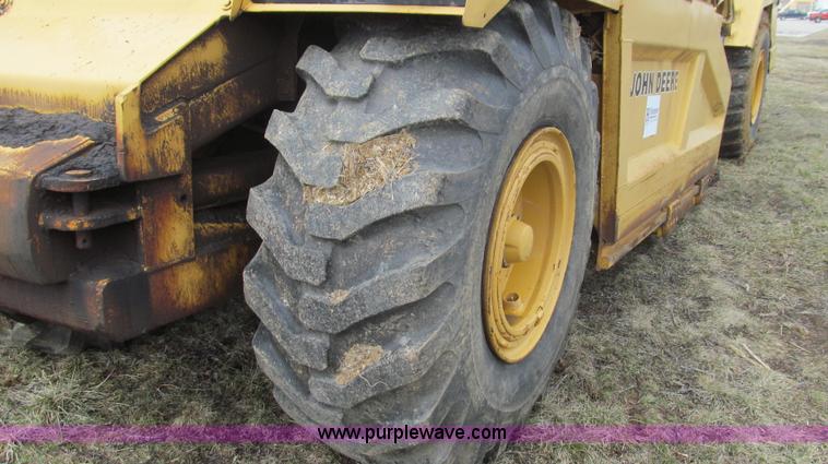 image for item E3812 1989 John Deere 762B scraper