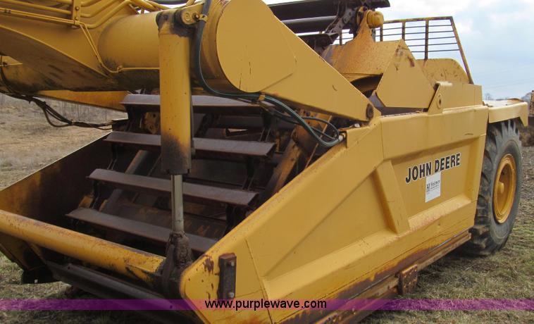 image for item E3812 1989 John Deere 762B scraper