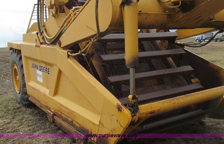 image for item E3812 1989 John Deere 762B scraper