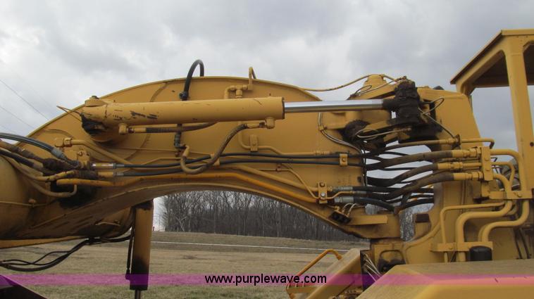 image for item E3812 1989 John Deere 762B scraper