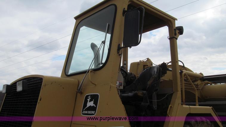 image for item E3812 1989 John Deere 762B scraper