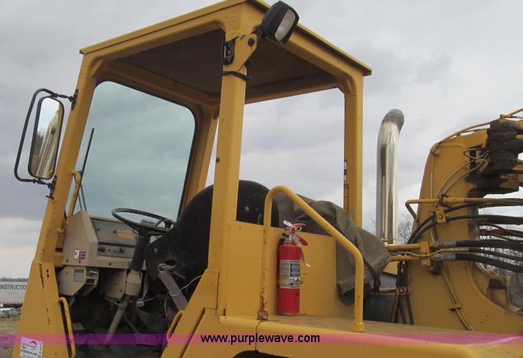 image for item E3812 1989 John Deere 762B scraper