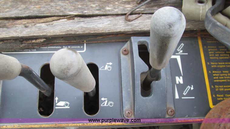 image for item E3812 1989 John Deere 762B scraper