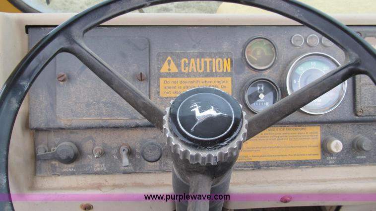 image for item E3812 1989 John Deere 762B scraper