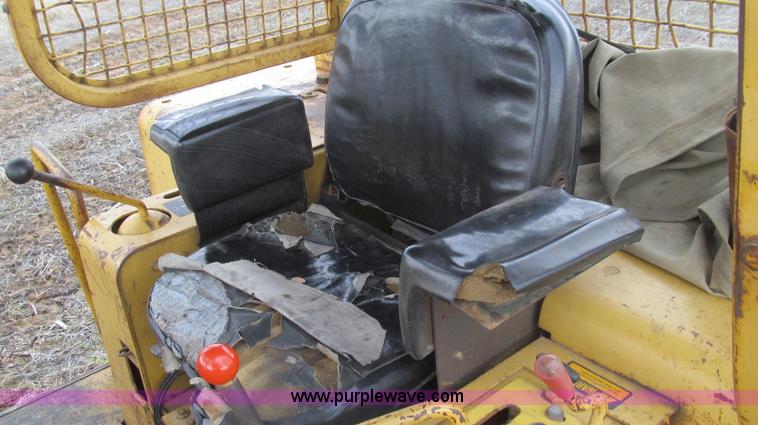 image for item E3813 1988 John Deere 850B dozer