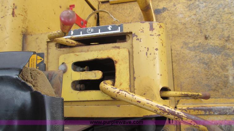 image for item E3813 1988 John Deere 850B dozer