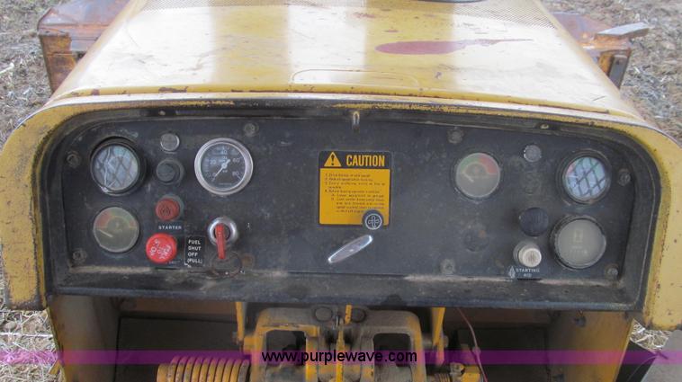 image for item E3813 1988 John Deere 850B dozer