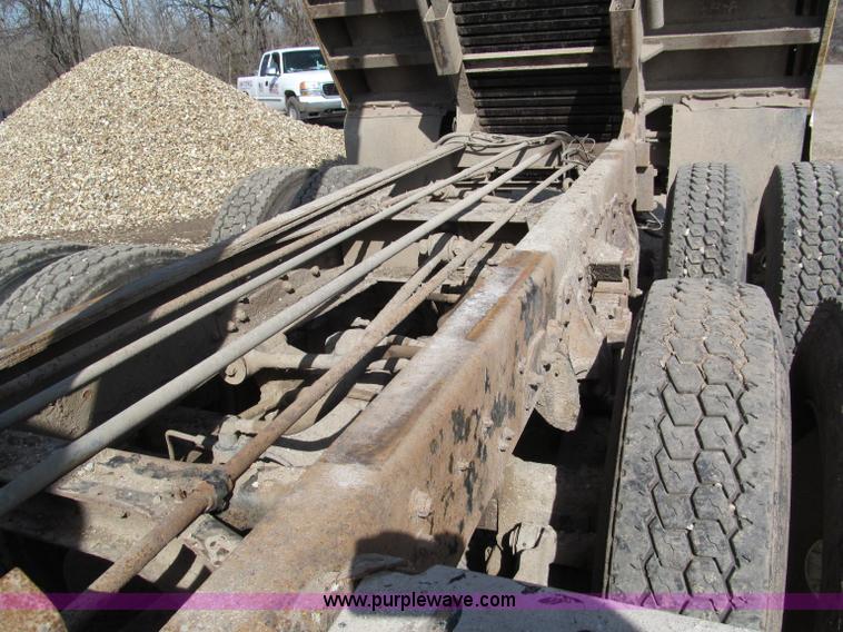 image for item E5903 1998 International 2654 dump truck