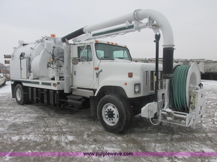 image for item E7118 1999 International 2554 vacuum truck
