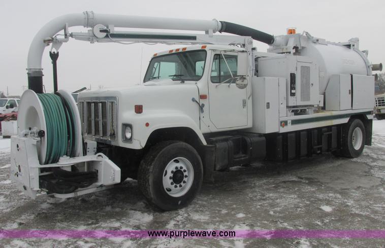 image for item E7118 1999 International 2554 vacuum truck