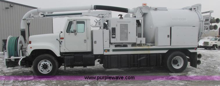 image for item E7118 1999 International 2554 vacuum truck