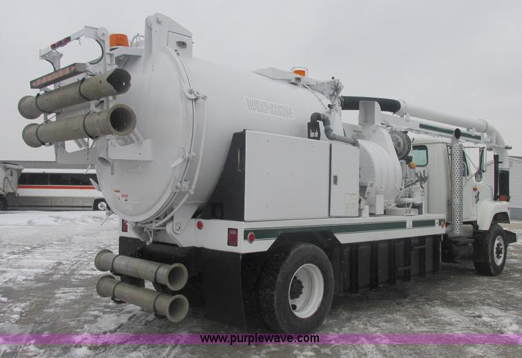 image for item E7118 1999 International 2554 vacuum truck