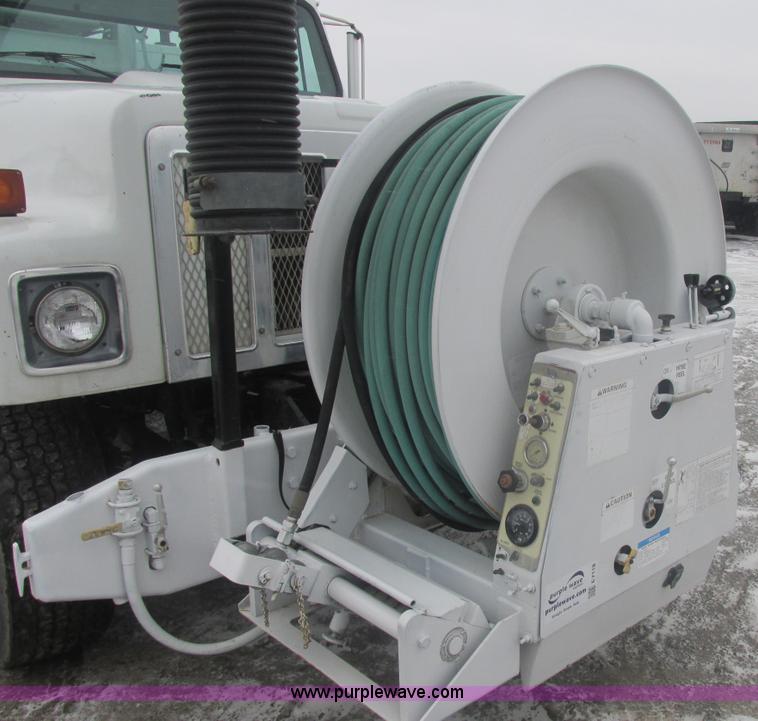 image for item E7118 1999 International 2554 vacuum truck