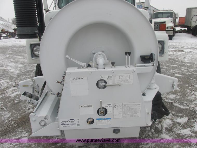 image for item E7118 1999 International 2554 vacuum truck