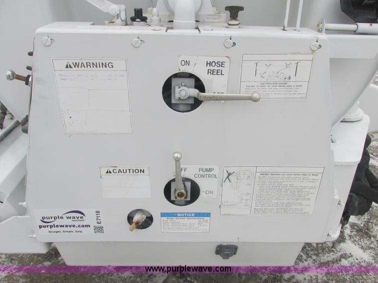 image for item E7118 1999 International 2554 vacuum truck