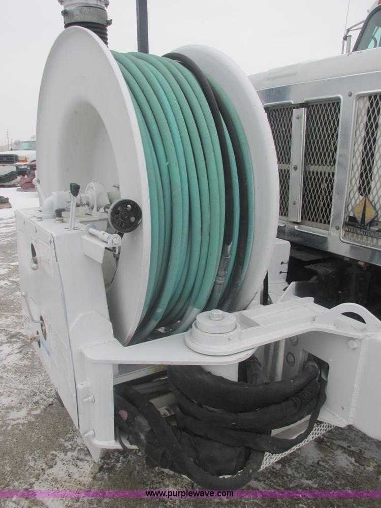 image for item E7118 1999 International 2554 vacuum truck