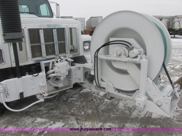 image for item E7118 1999 International 2554 vacuum truck