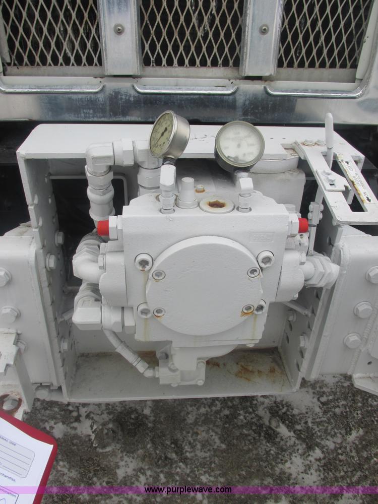 image for item E7118 1999 International 2554 vacuum truck