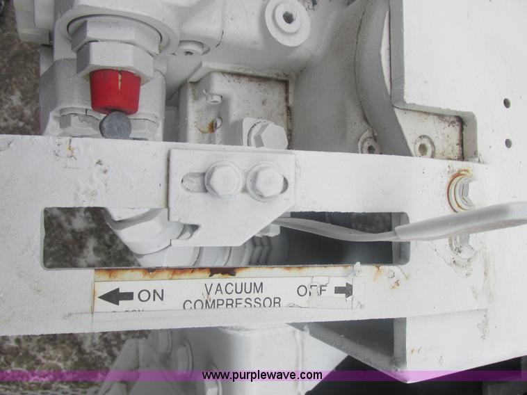 image for item E7118 1999 International 2554 vacuum truck