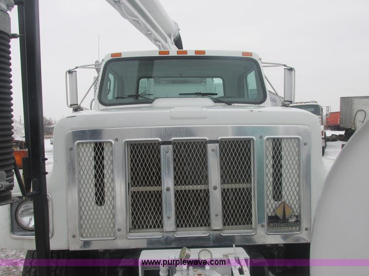 image for item E7118 1999 International 2554 vacuum truck