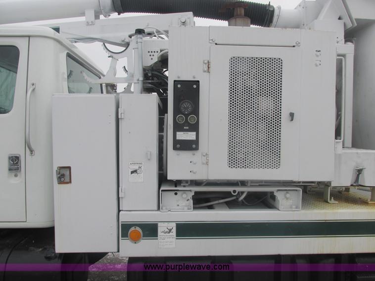 image for item E7118 1999 International 2554 vacuum truck