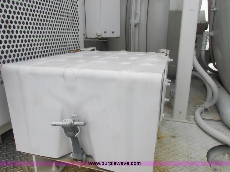 image for item E7118 1999 International 2554 vacuum truck