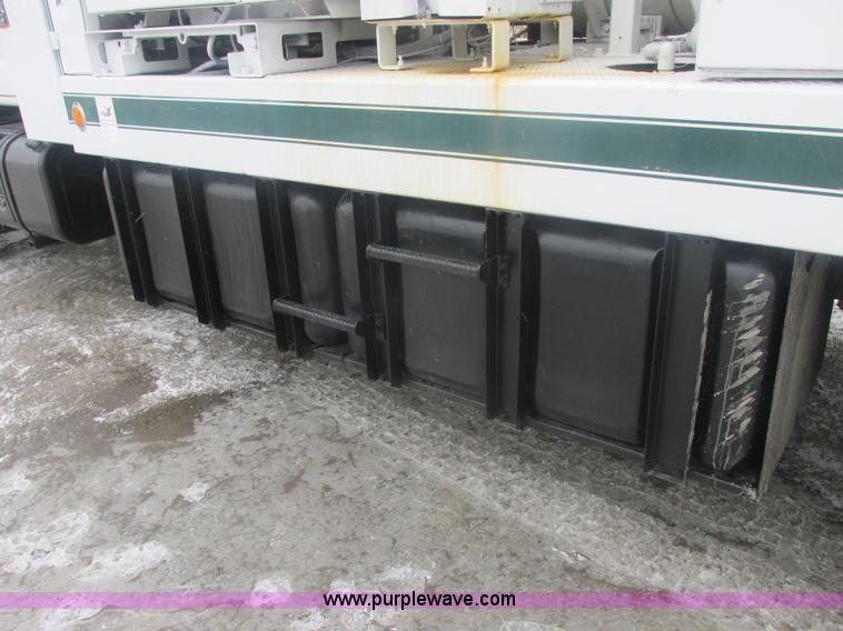 image for item E7118 1999 International 2554 vacuum truck