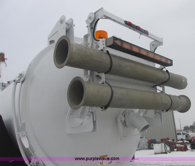 image for item E7118 1999 International 2554 vacuum truck
