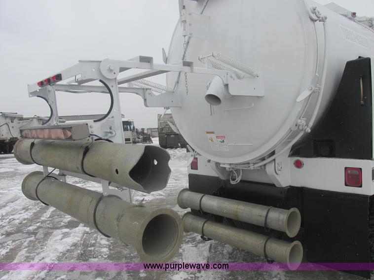 image for item E7118 1999 International 2554 vacuum truck