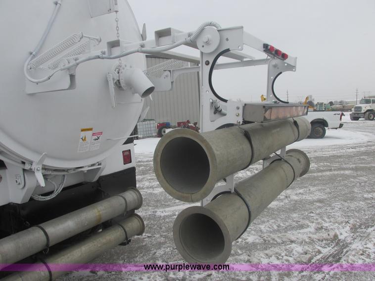 image for item E7118 1999 International 2554 vacuum truck