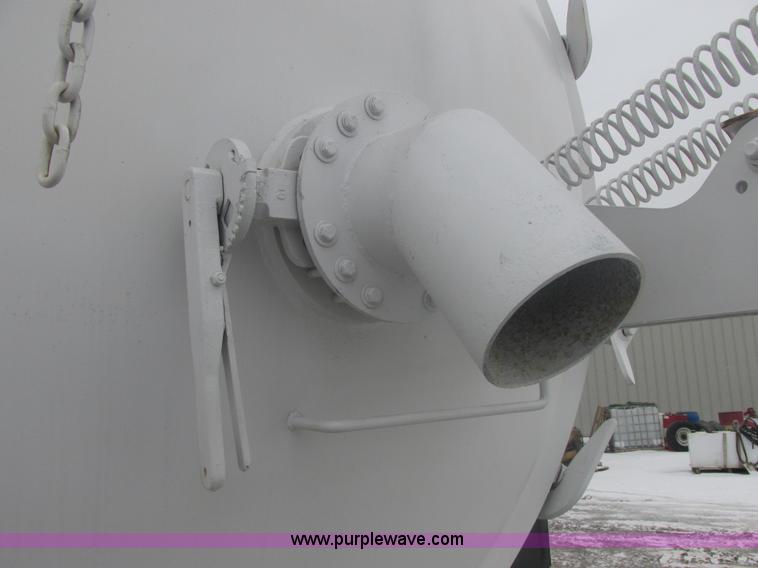 image for item E7118 1999 International 2554 vacuum truck