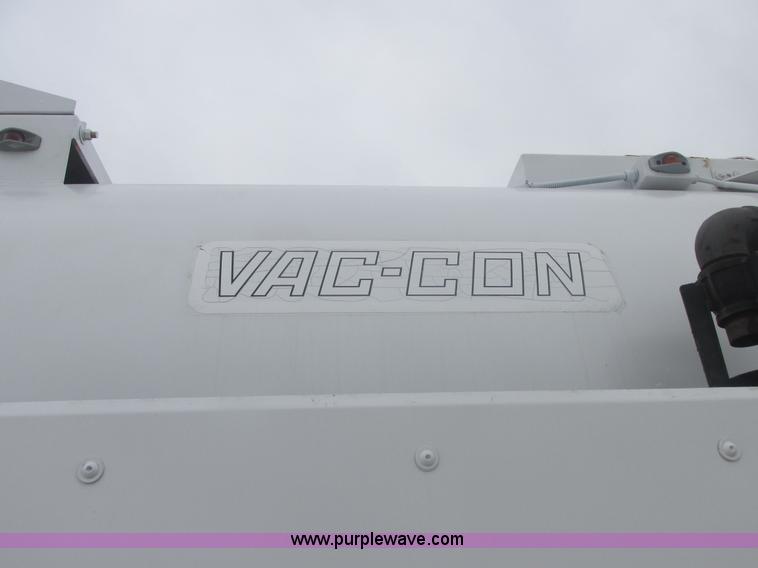 image for item E7118 1999 International 2554 vacuum truck