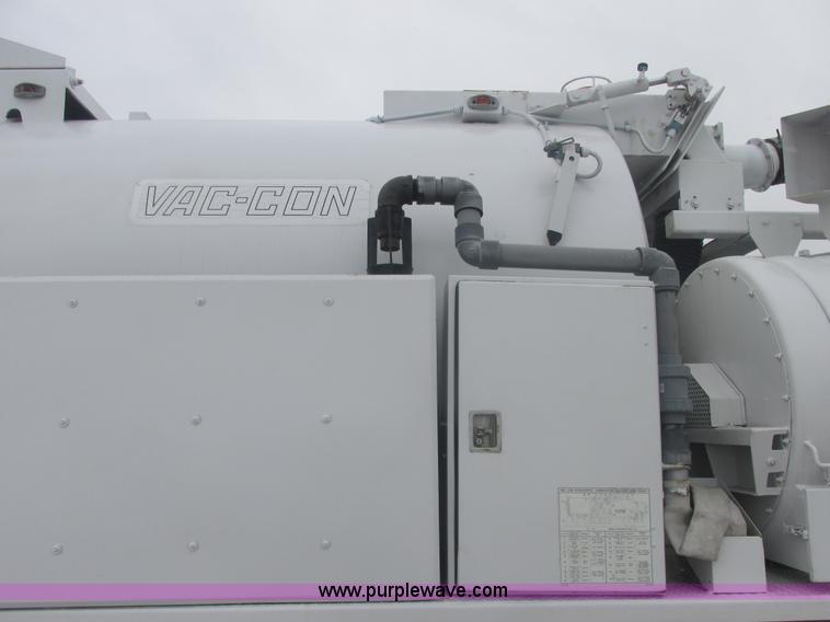 image for item E7118 1999 International 2554 vacuum truck