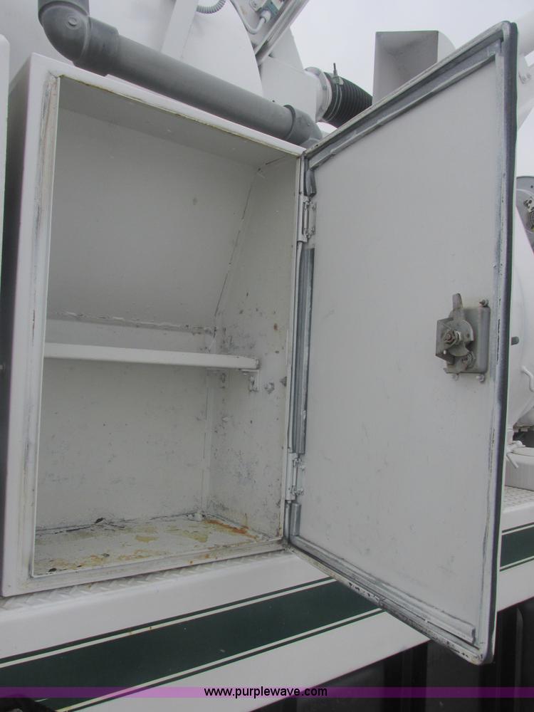 image for item E7118 1999 International 2554 vacuum truck