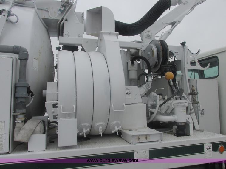 image for item E7118 1999 International 2554 vacuum truck